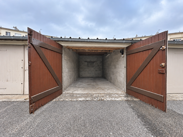 Votre véhicule à l’abri, votre tranquillité au quotidien : un garage box fermé de 16,32 m2 au sein d’une résid — photo du bien