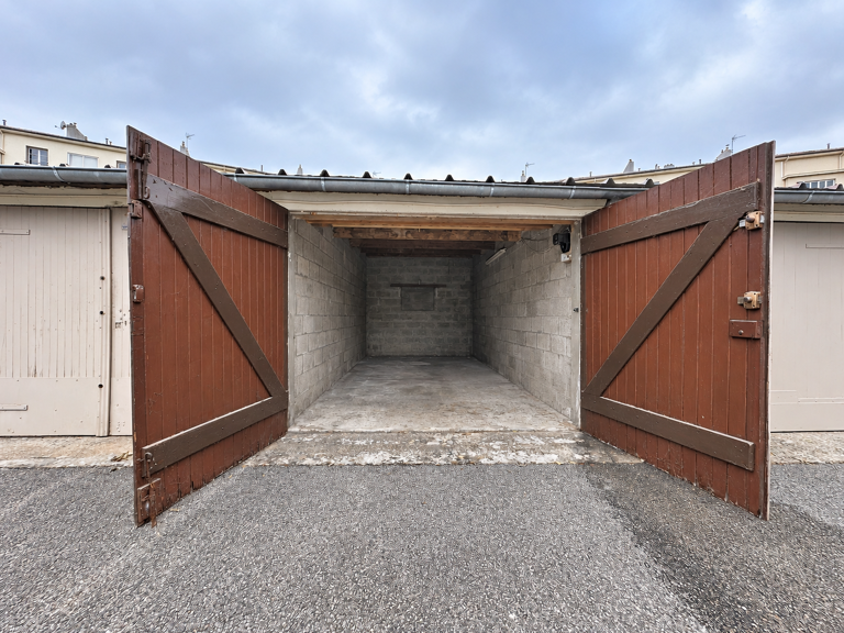 Votre véhicule à l’abri, votre tranquillité au quotidien : un garage box fermé de 16,32 m2 au sein d’une résid — photo 1