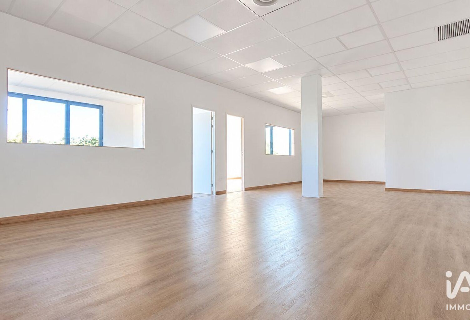 Location Local d'activités 102 m&sup2; — photo 1