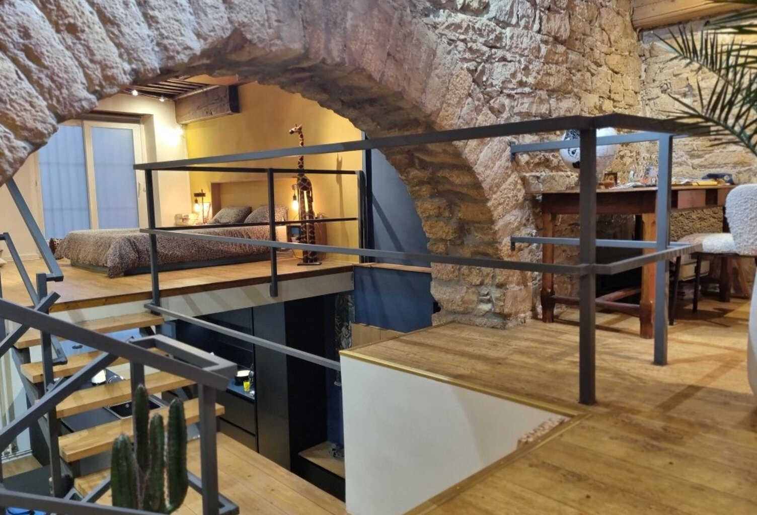 VENTE LYON 69001 - CROIX PAQUET - LOFT DE CHARME EN DUPLEX 104M2 AMENAGE EN T2 AVEC GARAGE DOUBLE — photo 1