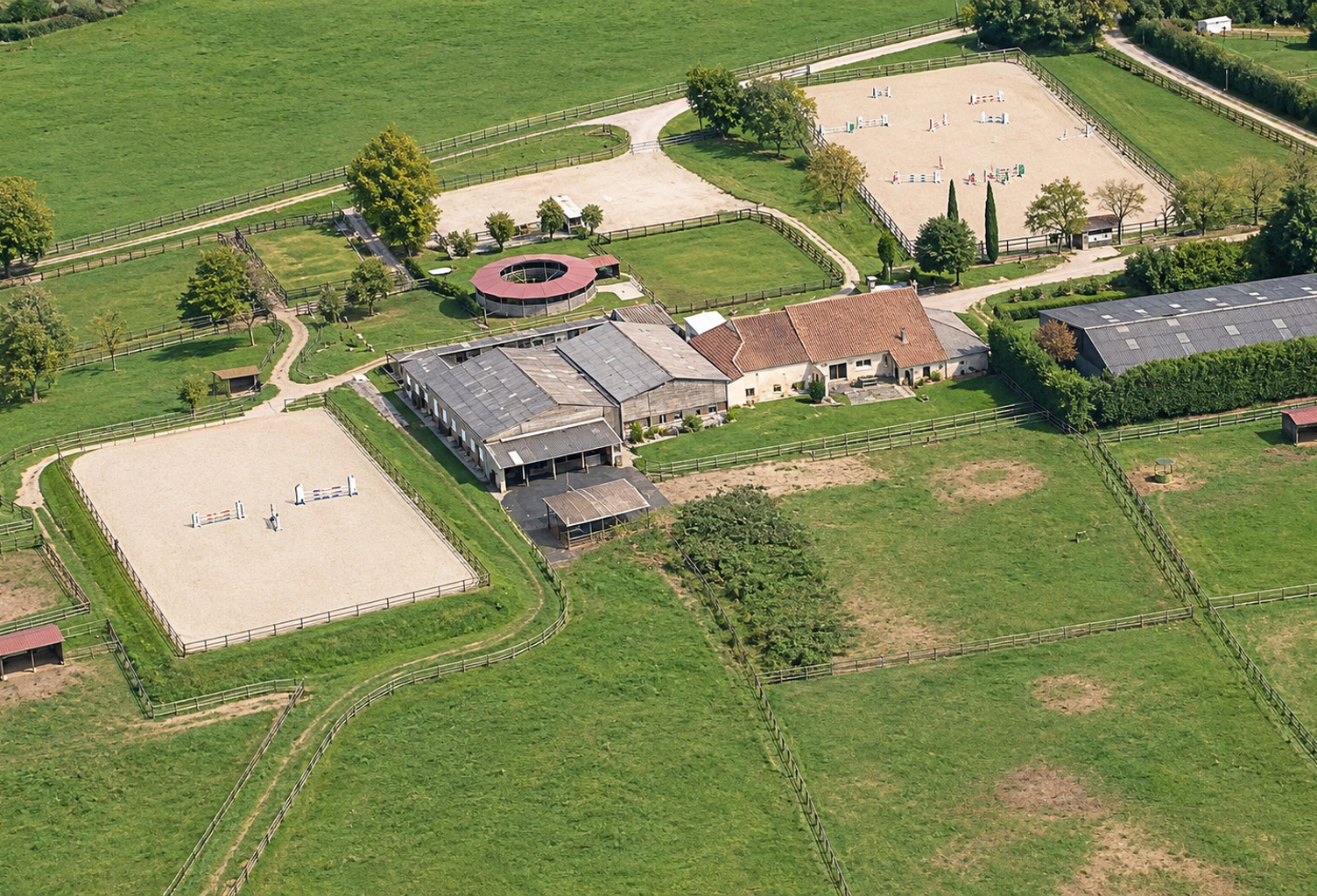 CENTRE ÉQUESTRE ET ÉCURIE DE PROPRIÉTAIRES   PLUS DE 10 HECT — photo 1