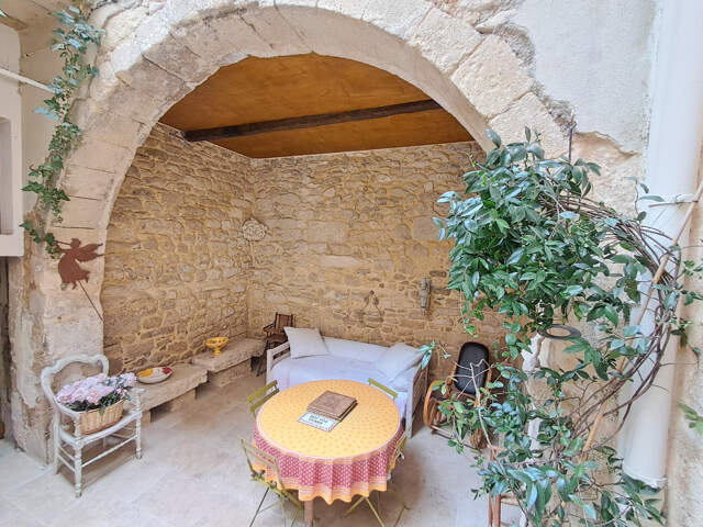 A VENDRE- CHARMANTE MAISON DE VILLE AVEC GARAGE ET JOLI PATIO -SOMMIERES — photo du bien