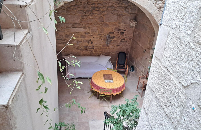 A VENDRE- CHARMANTE MAISON DE VILLE AVEC GARAGE ET JOLI PATIO -SOMMIERES — photo 2