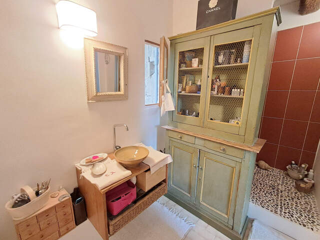 A VENDRE- CHARMANTE MAISON DE VILLAGE  HORS ZONE INONDABLE AVEC GARAGE ET JOLI PATIO -SOMMIERES — photo du bien