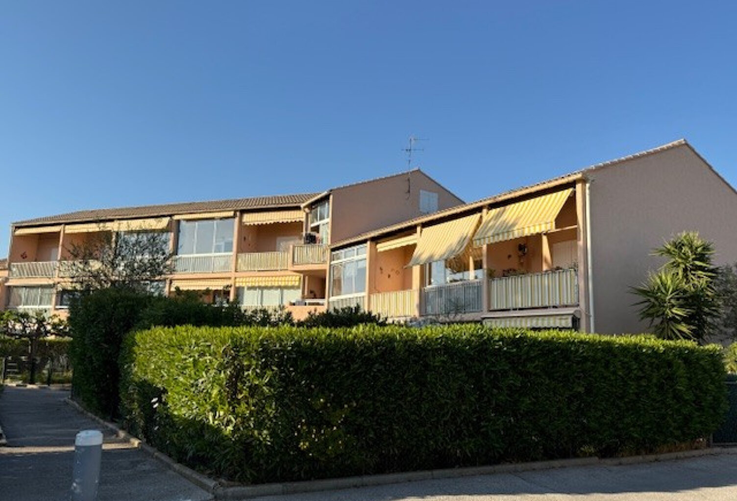 LA LONDE - STUDIO de 19.75 m2 en REZ-DE-JARDIN — photo 1