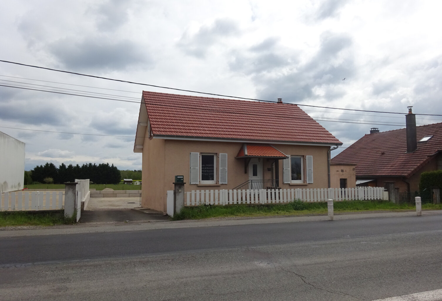 LURE, jolie maison proche des commerces sur 5 ares de terrai — photo 1