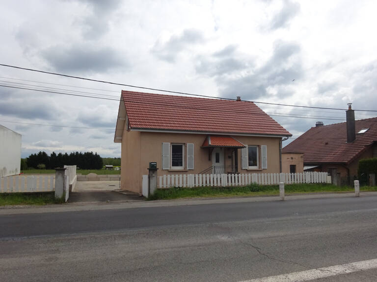 LURE, jolie maison proche des commerces sur 5 ares de terrai — photo 1