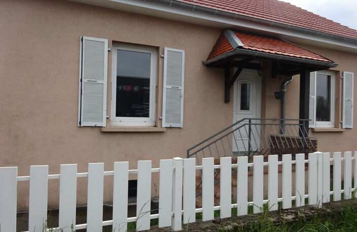 LURE, jolie maison proche des commerces sur 5 ares de terrai — photo 2