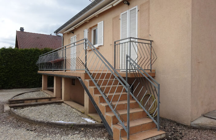 LURE, jolie maison proche des commerces sur 5 ares de terrai — photo 3