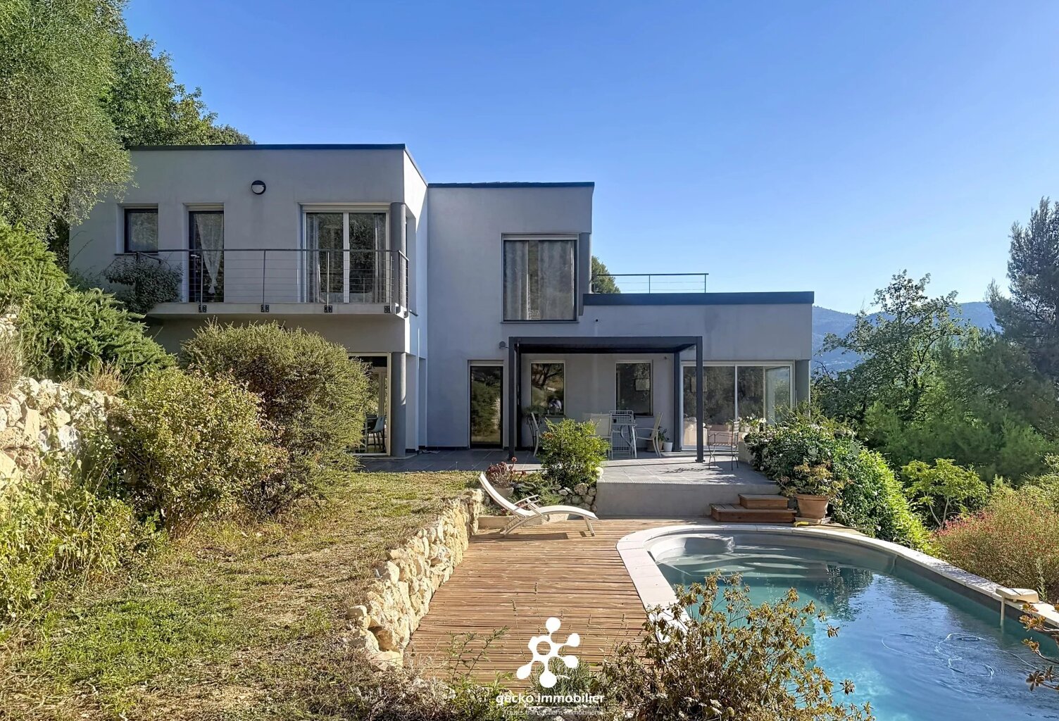Carros - Les plans - Maison d’architecte avec piscine et terrain de 3000 m2 — photo 1