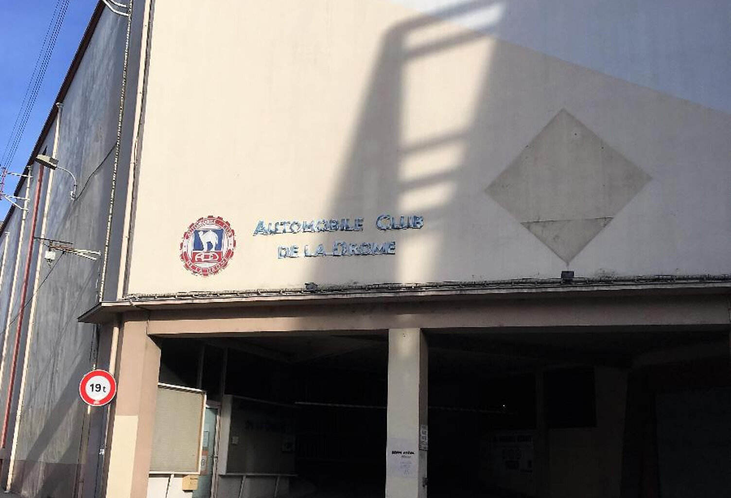 Proximité Centre ville, 'Les Garages Brunet', rue ... — photo 1