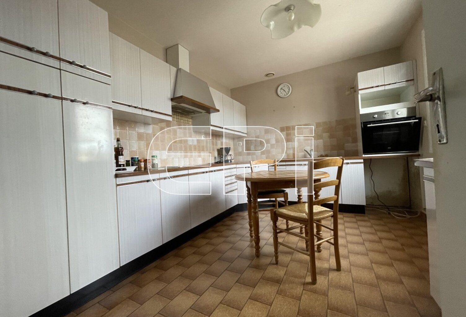 Maison d'habitation élevée sur sous-sol<br>Depuis escalier ext — photo 1
