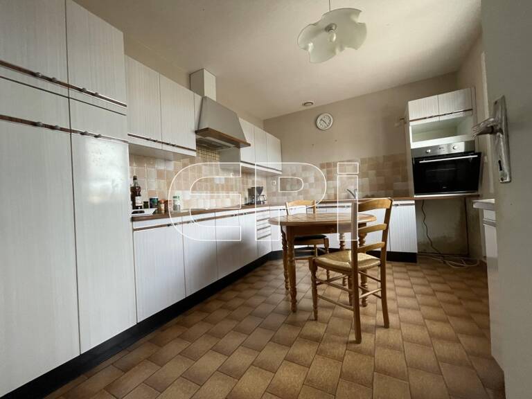 Maison d'habitation élevée sur sous-sol<br>Depuis escalier ext — photo 1