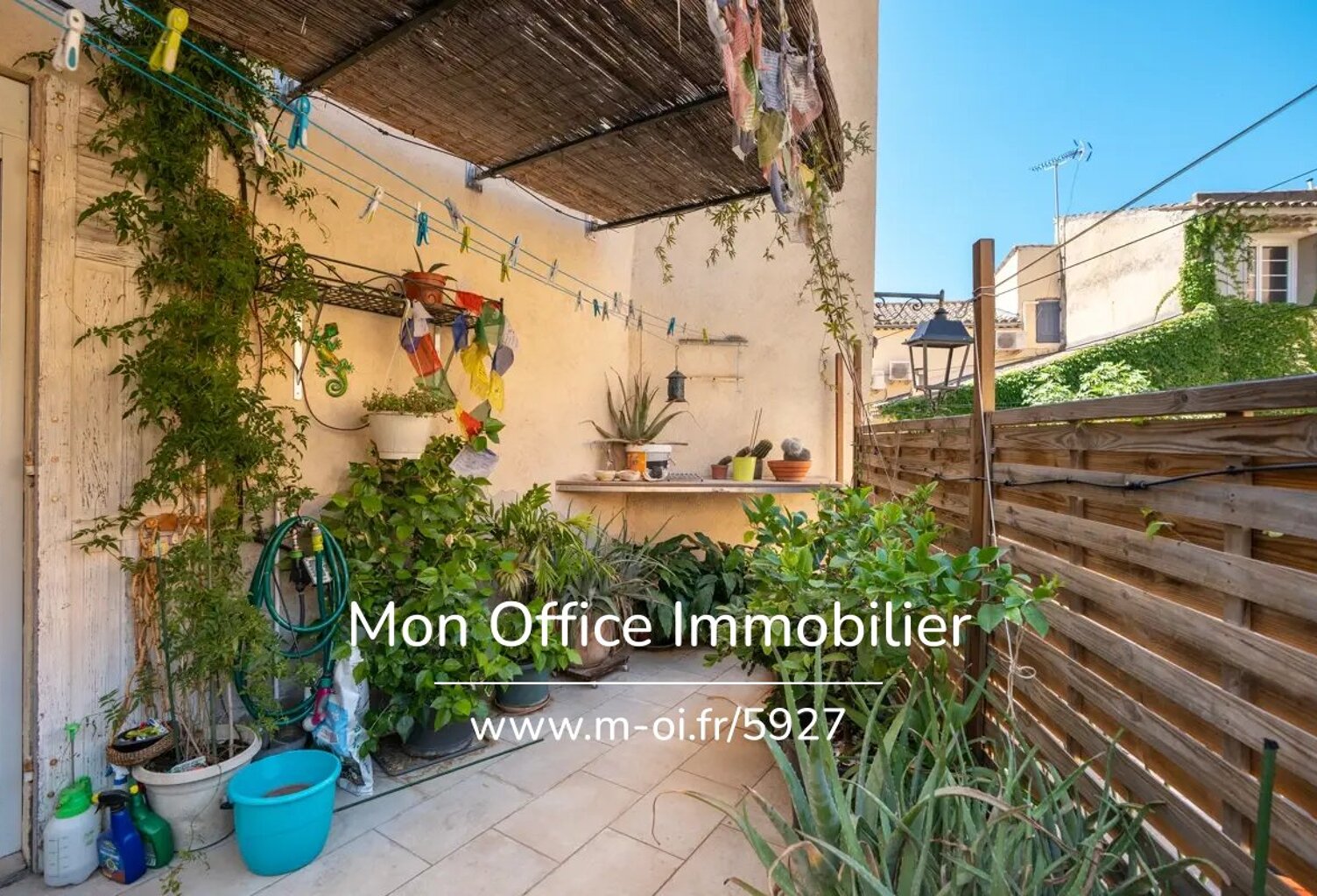 Référence : 7409-SKA - Maison de village avec une terrasse, deux garages et deux caves — photo 1