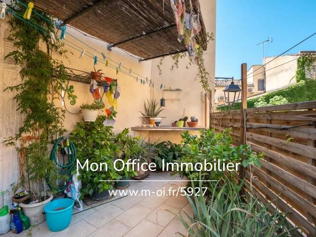 Référence : 7409-SKA - Maison de village avec une terrasse, deux garages et deux caves — photo du bien