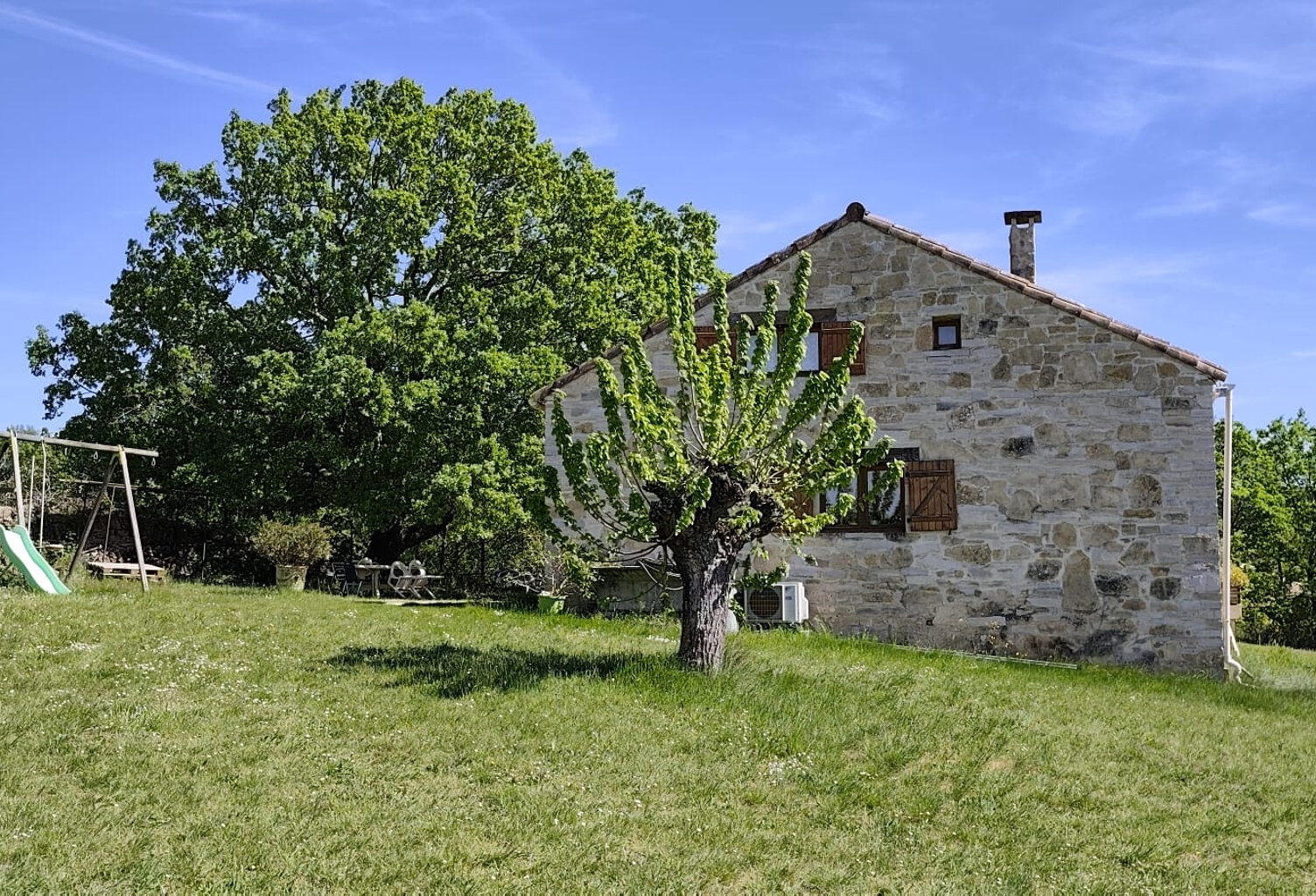 Charme et nature aux portes de l'Ardèche   Mas en pierre sur — photo 1