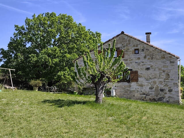 Charme et nature aux portes de l'Ardèche   Mas en pierre sur — photo du bien