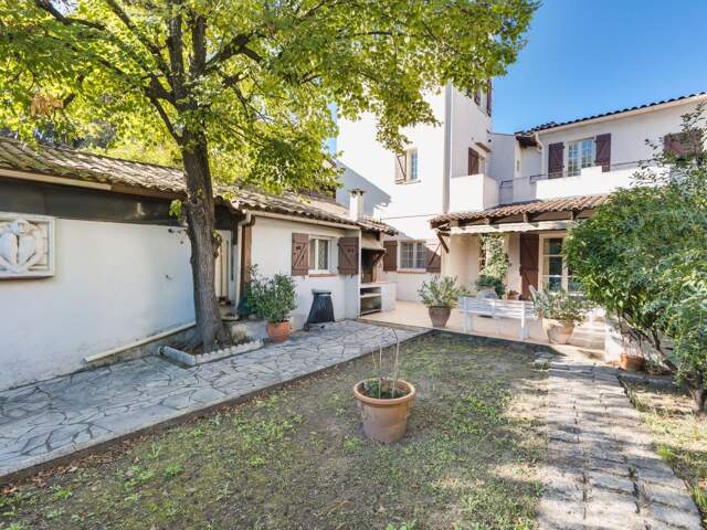 Maison type 5 en fond d'impasse avec 4 chambres, piscine, stationnements sur parcelle de 553 m² — photo du bien