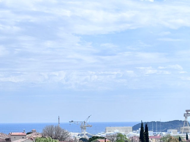 Appartement dernier étage avec vue mer et terrasse de 80 m2 à La Ciotat — photo du bien