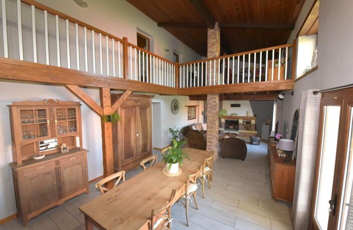 CORPS DE FERME T5 DE 1830 SUPERBEMENT RÉNOVÉ SUR TERRAIN ARBORÉ 6000 M² — photo 2