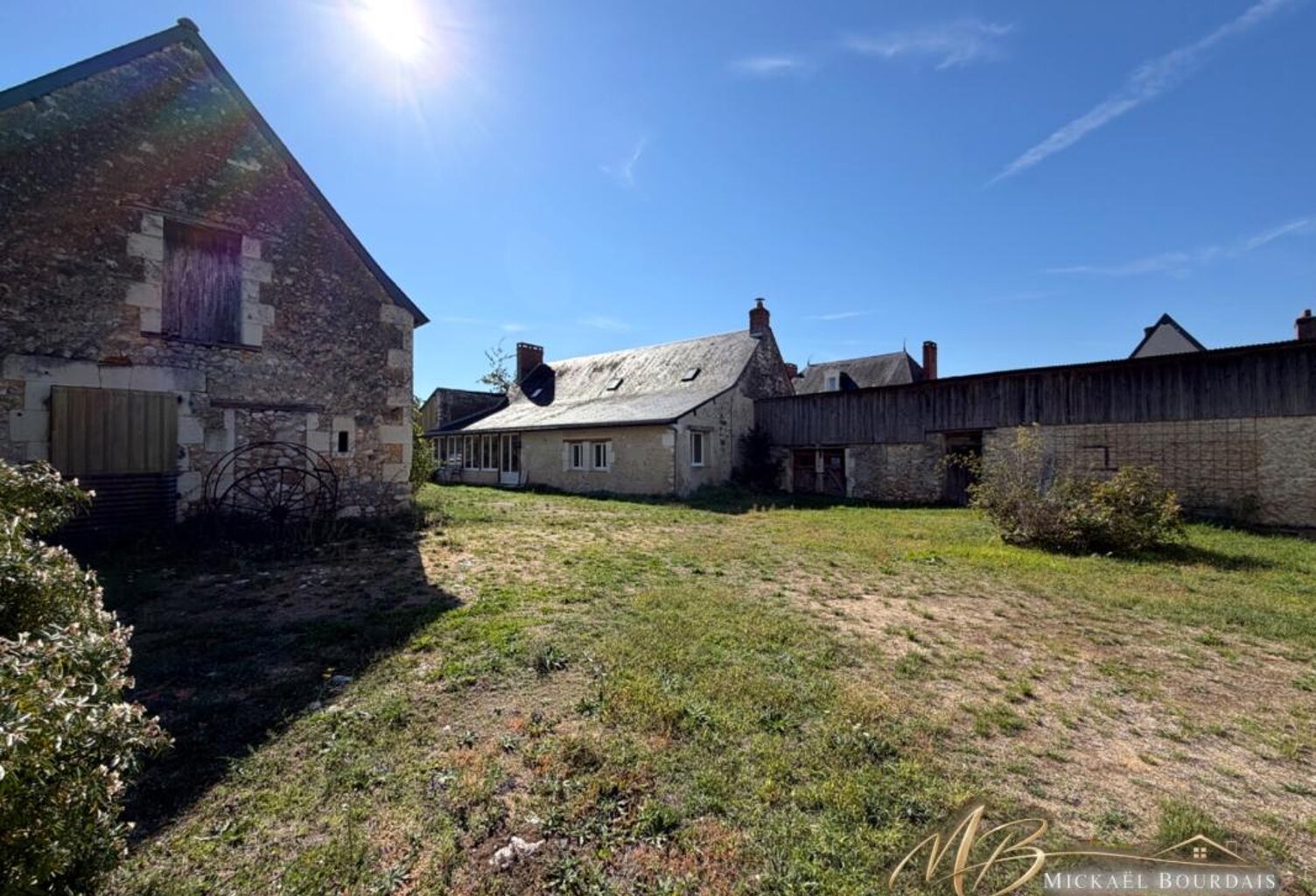 CHALONNES-SOUS-LE-LUDE – PROPRIÉTÉ DE CHARME AVEC DEUX HABITATIONS, GRANGE ET PARC ARBORÉ — photo 1