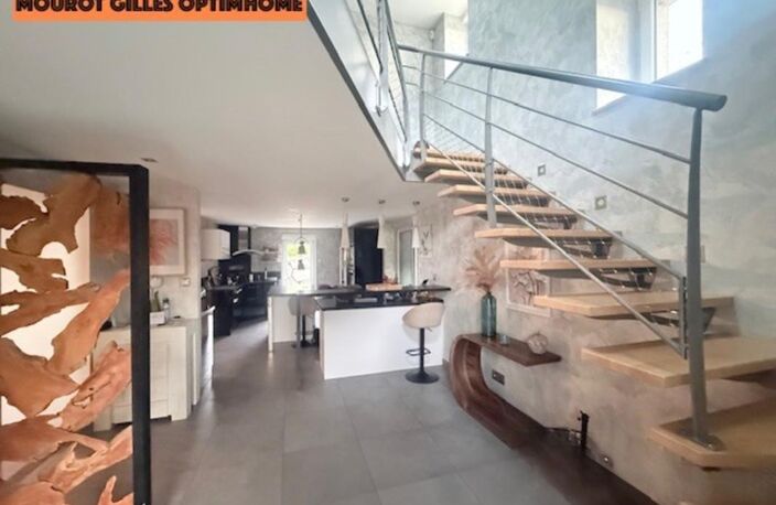 MAISON DE 223 m² AVEC PISCINE ET TERRAIN DE 1 150 m² À HADOL — photo 3