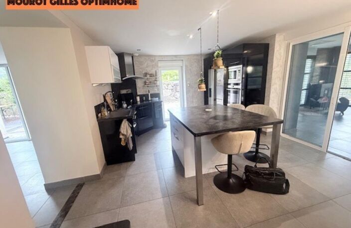 MAISON DE 223 m² AVEC PISCINE ET TERRAIN DE 1 150 m² À HADOL — photo 4