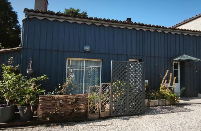 Baisse de prix !!!! Ensemble immobilier composé d’une magnifique maison en pierre pleine de charme d'environ 120m2 et d’une seconde maison à rénover d'environ 60m2. SAINT GELAIS (79) — photo 2