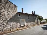 Baisse de prix !!!! Ensemble immobilier composé d’une magnifique maison en pierre pleine de charme d'environ 120m2 et d’une seconde maison à rénover d'environ 60m2. SAINT GELAIS (79) — photo 3