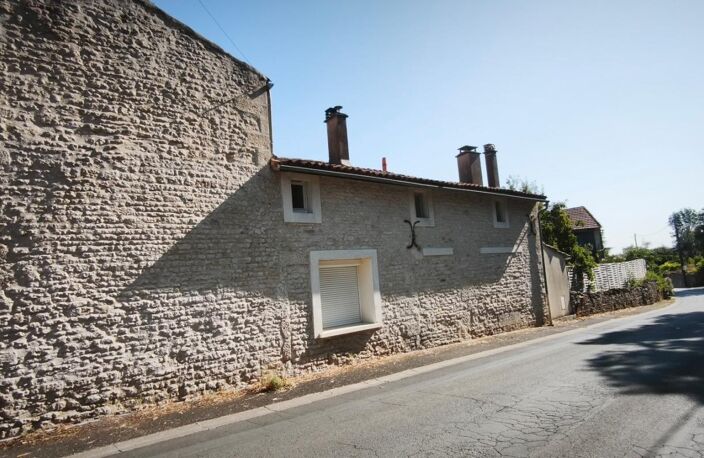 Baisse de prix !!!! Ensemble immobilier composé d’une magnifique maison en pierre pleine de charme d'environ 120m2 et d’une seconde maison à rénover d'environ 60m2. SAINT GELAIS (79) — photo 3