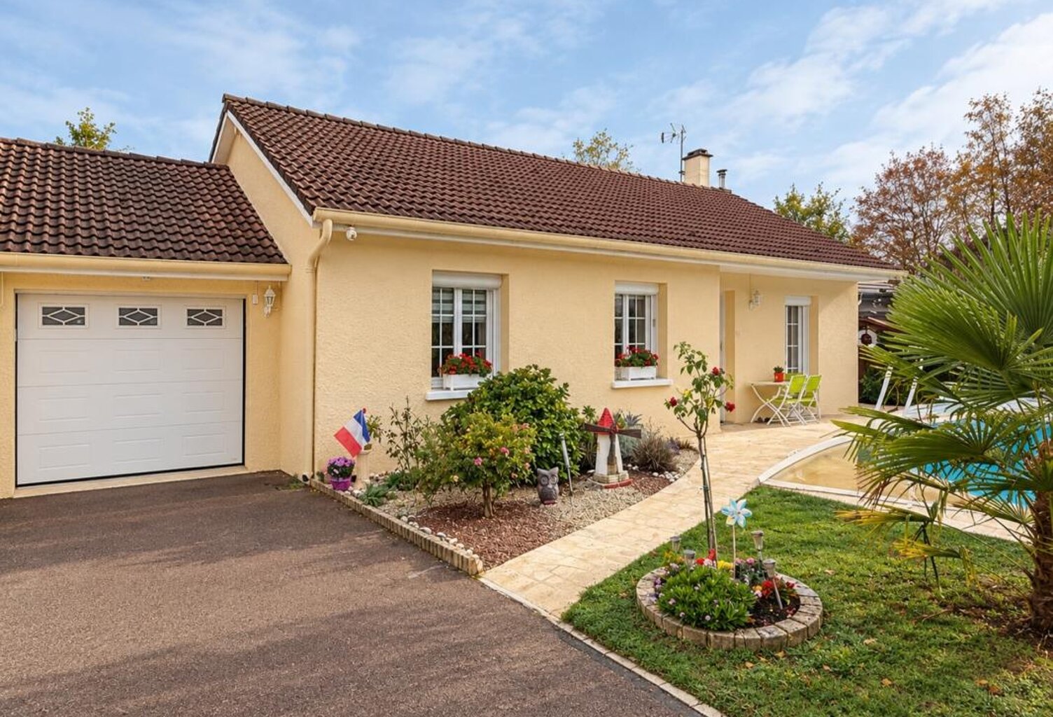 PAVILLON INDIVIDUEL DE PLAIN PIED AVEC PISCINE — photo 1