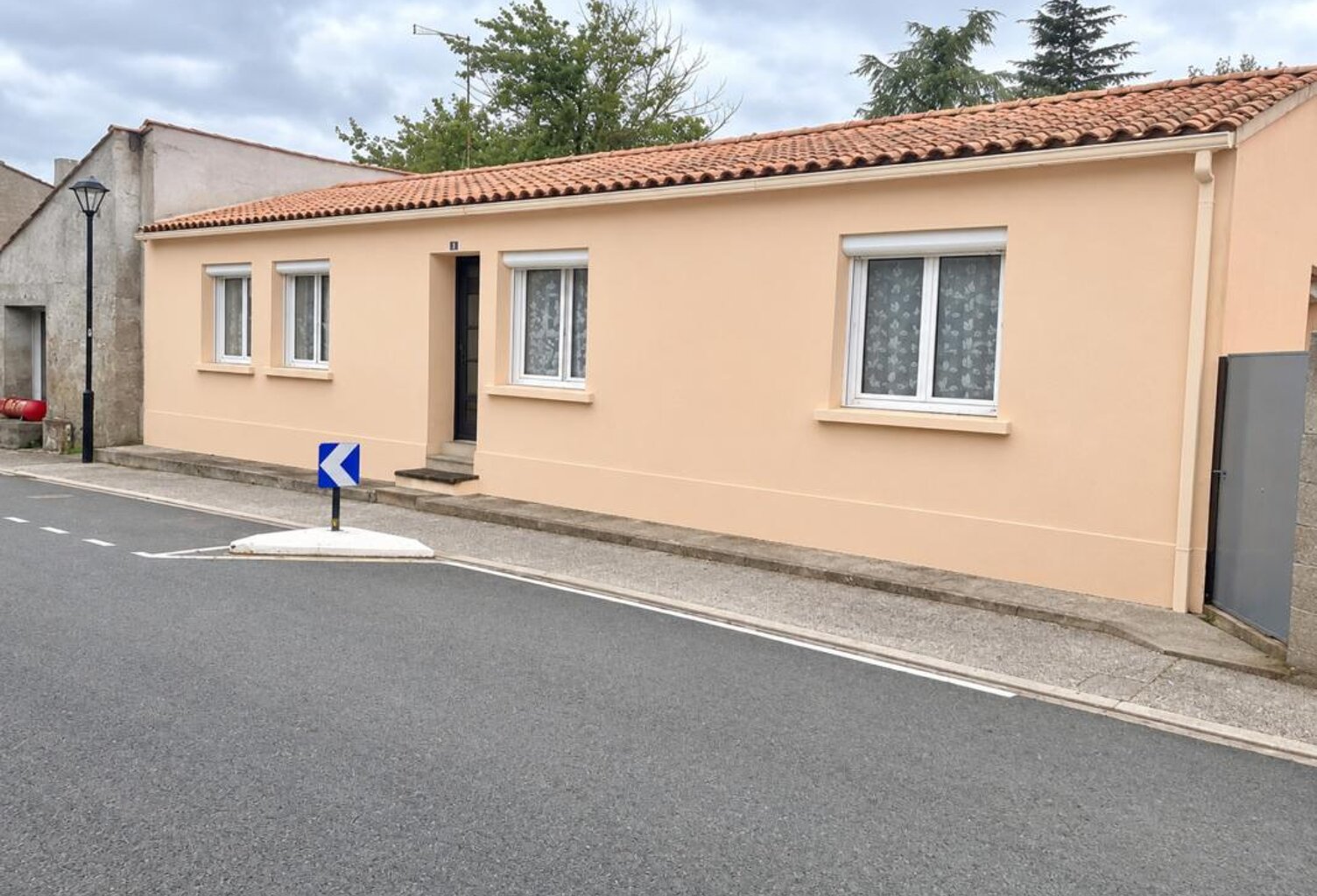 SAINT AUBIN LA PLAINE COEUR DE VILLAGE LONGERE EN PIERRES RENOVEE 4 CHAMBRES AVEC DEPENDANCE ET JARDIN — photo 1
