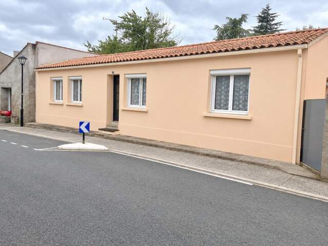 SAINT AUBIN LA PLAINE COEUR DE VILLAGE LONGERE EN PIERRES RENOVEE 4 CHAMBRES AVEC DEPENDANCE ET JARDIN — photo du bien