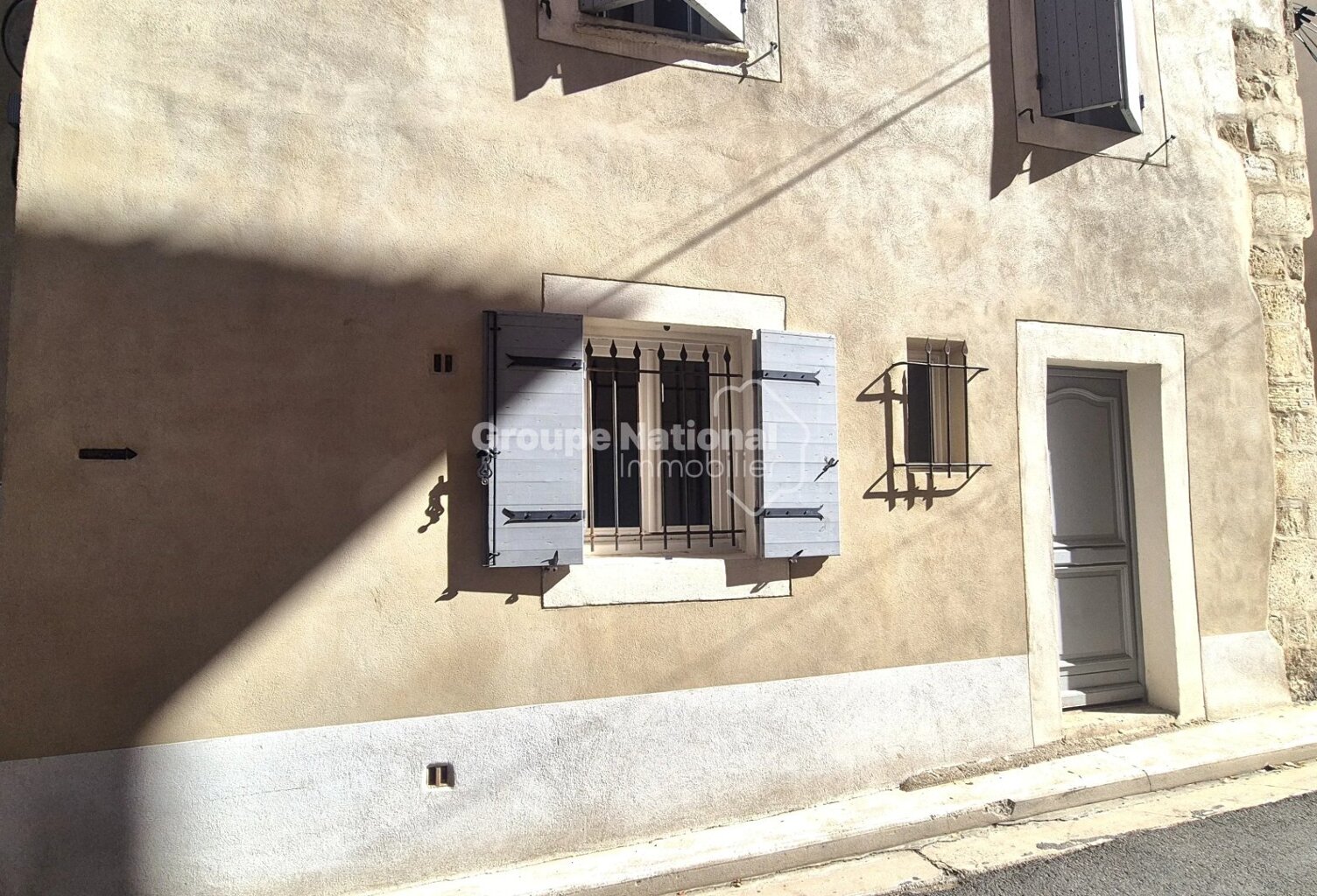 PERNES-LES-FONTAINES - MAISON DE VILLAGE AVEC TERRASSE — photo 1