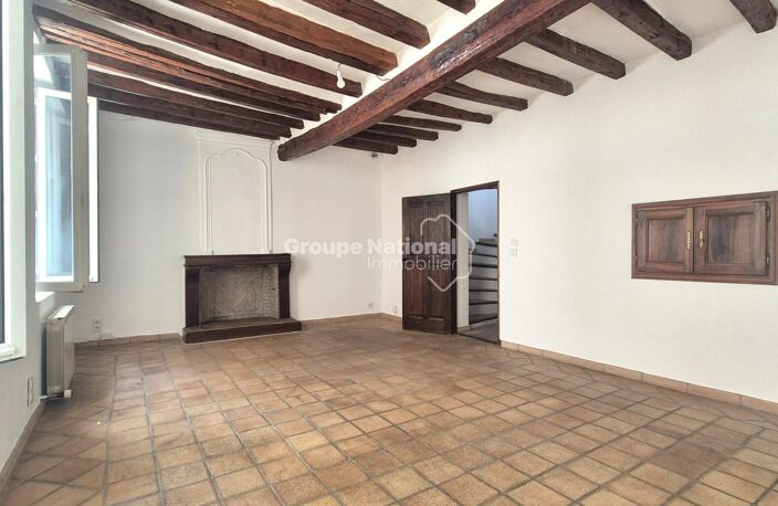 PERNES-LES-FONTAINES - MAISON DE VILLAGE AVEC TERRASSE — photo 2