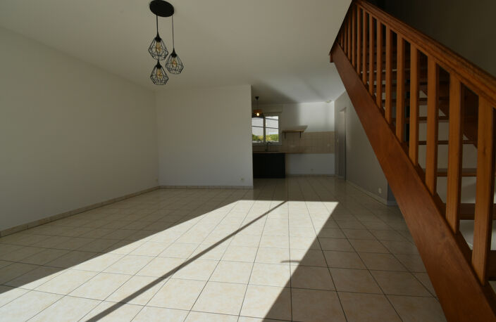RARE À DOMFRONT-EN-POIRAIE – MAISON 4 CHAMBRES AVEC JARDIN ET GARAGE — photo 3