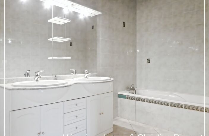 Bon-Encontre, maison mitoyenne de 106 m² habitables avec 3 chambres, cour, garage, parking — photo 5