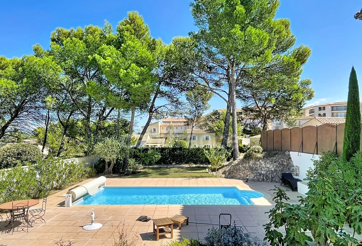 VILLA  AU COEUR DU DOMAINE de PONT ROYAL de 141 m2 avec dépendance, un espace extérieur de 664 m2,piscine, jardin paysager et  naturel, pièce supplémentaire de 24 m2 , places de stationnement — photo 1