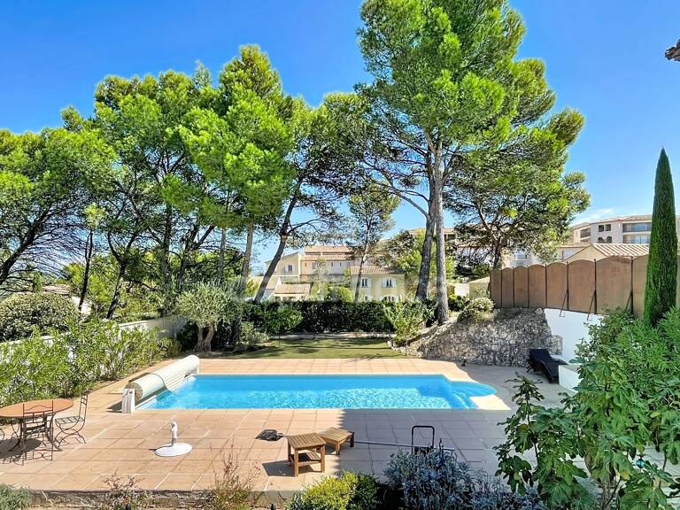 VILLA  AU COEUR DU DOMAINE de PONT ROYAL de 141 m2 avec dépendance, un espace extérieur de 664 m2,piscine, jardin paysager et  naturel, pièce supplémentaire de 24 m2 , places de stationnement — photo 1
