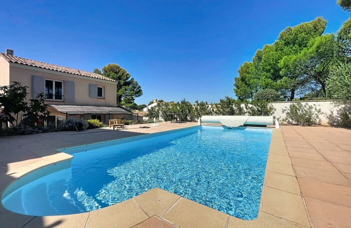 VILLA  AU COEUR DU DOMAINE de PONT ROYAL de 141 m2 avec dépendance, un espace extérieur de 664 m2,piscine, jardin paysager et  naturel, pièce supplémentaire de 24 m2 , places de stationnement — photo 2