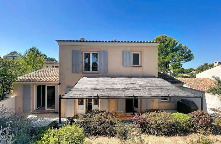 VILLA  AU COEUR DU DOMAINE de PONT ROYAL de 141 m2 avec dépendance, un espace extérieur de 664 m2,piscine, jardin paysager et  naturel, pièce supplémentaire de 24 m2 , places de stationnement — photo 3