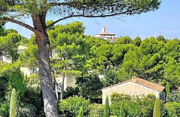 VILLA  AU COEUR DU DOMAINE de PONT ROYAL de 141 m2 avec dépendance, un espace extérieur de 664 m2,piscine, jardin paysager et  naturel, pièce supplémentaire de 24 m2 , places de stationnement — photo 4