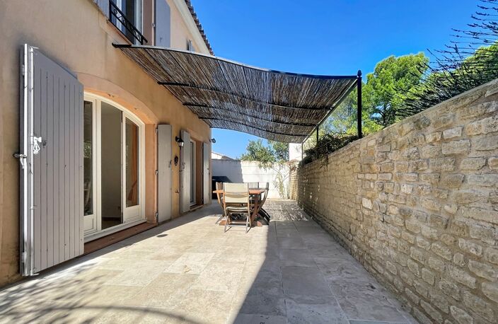 VILLA  AU COEUR DU DOMAINE de PONT ROYAL de 141 m2 avec dépendance, un espace extérieur de 664 m2,piscine, jardin paysager et  naturel, pièce supplémentaire de 24 m2 , places de stationnement — photo 5