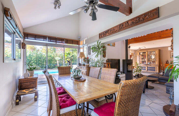 LA TOUR-DE-SALVAGNY – MAISON DE 178 M², 5 CHAMBRES ET PISCINE CHAUFFÉE — photo 3