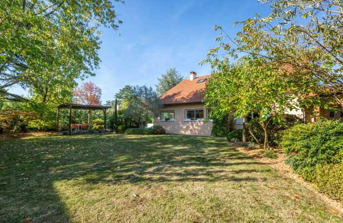LA TOUR-DE-SALVAGNY – MAISON DE 178 M², 5 CHAMBRES ET PISCINE CHAUFFÉE — photo 4