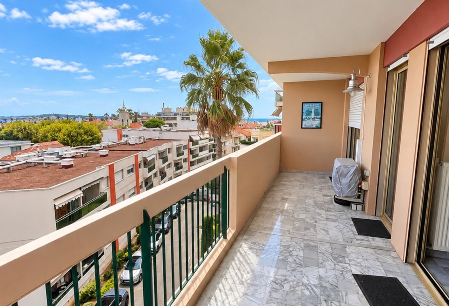 VALLAURIS – GOLFE-JUAN | ÉLÉGANT 2 PIÈCES DE 50 M² AVEC TERRASSE DE 12 M², VUE MER ET MONTAGNE — photo 1