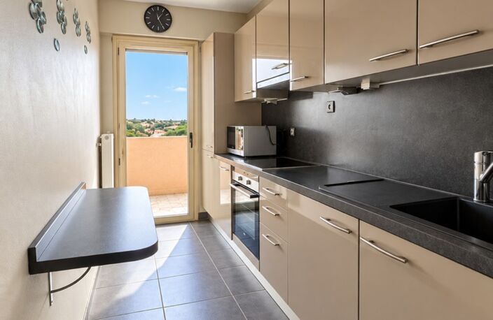 VALLAURIS – GOLFE-JUAN | ÉLÉGANT 2 PIÈCES DE 50 M² AVEC TERRASSE DE 12 M², VUE MER ET MONTAGNE — photo 4