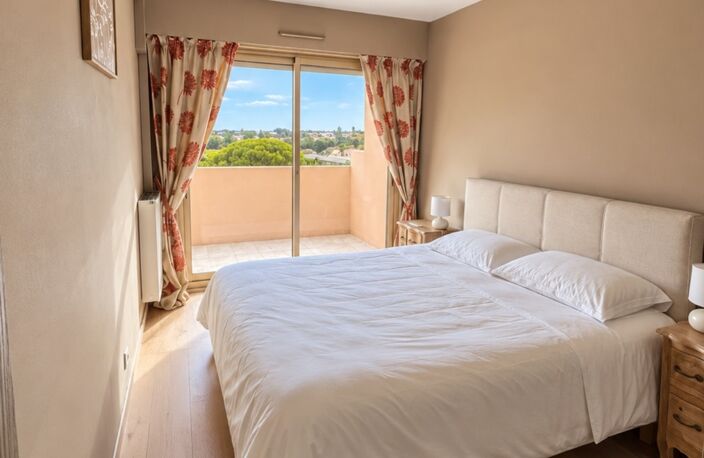 VALLAURIS – GOLFE-JUAN | ÉLÉGANT 2 PIÈCES DE 50 M² AVEC TERRASSE DE 12 M², VUE MER ET MONTAGNE — photo 5