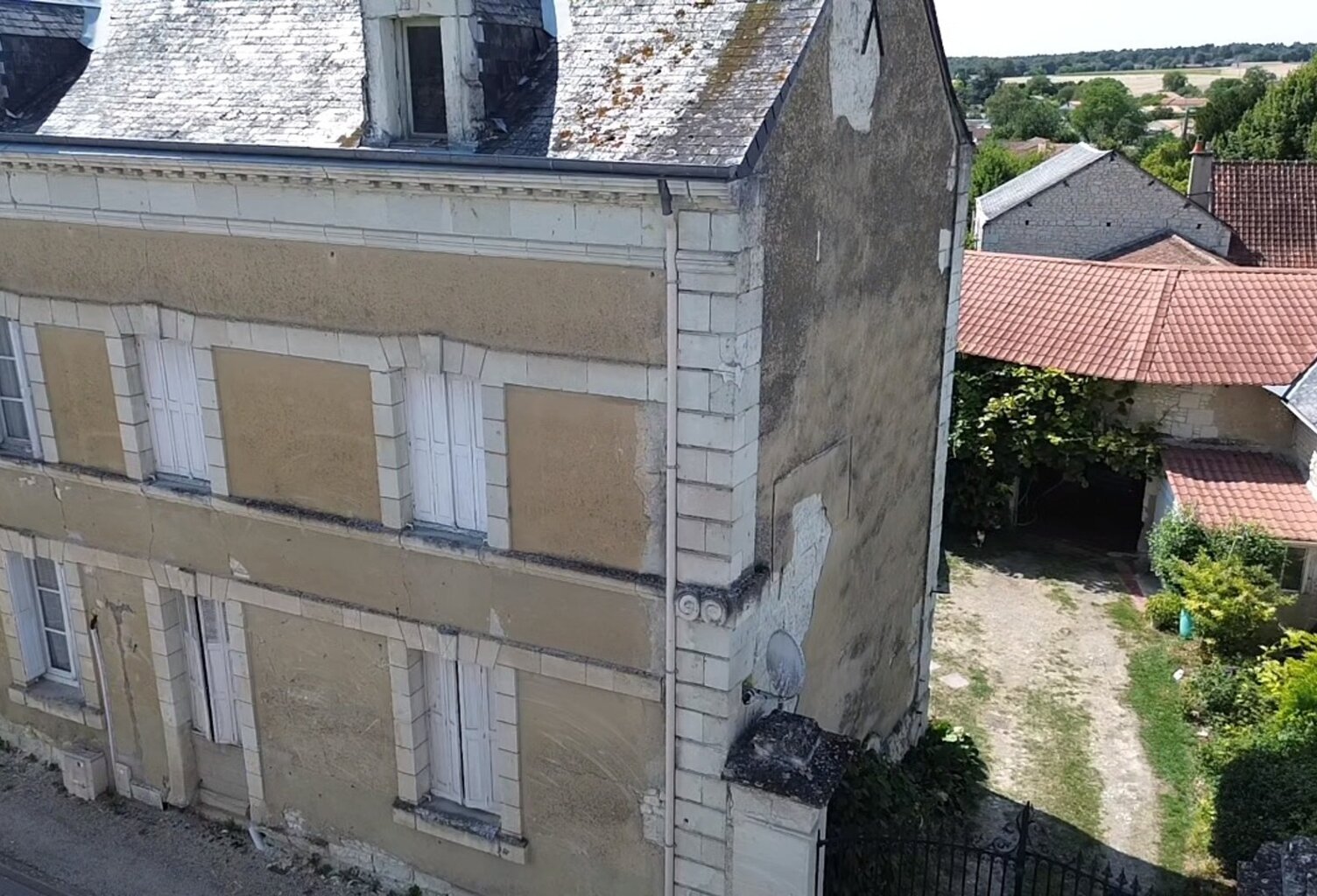 Maison de village 100m² + dependances et grand terrain — photo 1