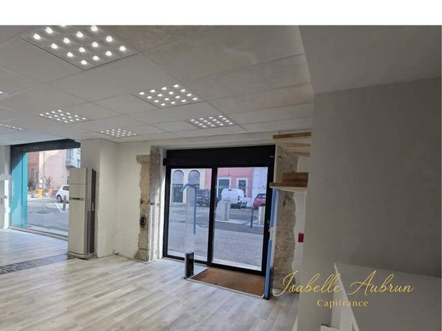À VENDRE OU À LOUER – ENSEMBLE COMMERCIAL DE 416 m² À VOIRON — photo du bien